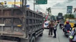 Bahayakan Pengendara, Truk Material Tanpa Penutup Jadi Atensi Polres Probolinggo Kota