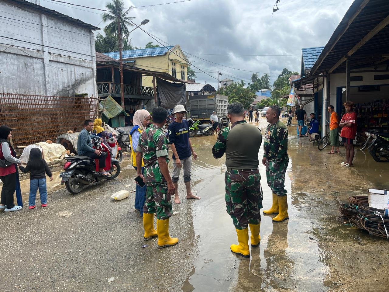 Kodim 1008/Tabalong Bersama Polres dan BPBD Laksanakan Aksi Tanggap Banjir di Muara Uya