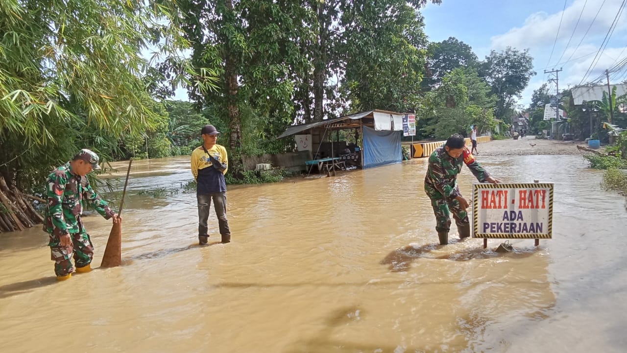 Koramil 1008-06/Banua Lawas–Pugaan Laksanakan Pemantauan Banjir di Desa Sungai Hanyar