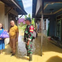 Luapan Sungai Tabalong Sebabkan Banjir, Babinsa dan Kades Pudak Setegal Bergerak Salurkan Bantuan
