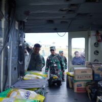 TNI Salurkan Bantuan Menggunakan Helikopter ke Desa Sibalanga