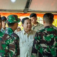 Panglima TNI Dampingi Presiden RI Tinjau Posko Pengungsian dan Dapur Lapangan di Padang Pariaman
