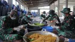 Dapur Lapangan Yonif 122/TS Layani Warga Terisolir Bencana Alam di Sitahuis