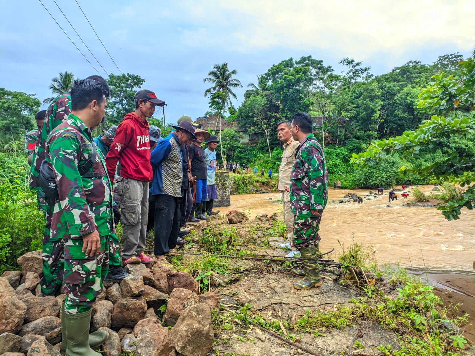 TNI–Rakyat Bersinergi Bangun Jembatan Gantung Penghubung Dua Kecamatan di Sukabumi