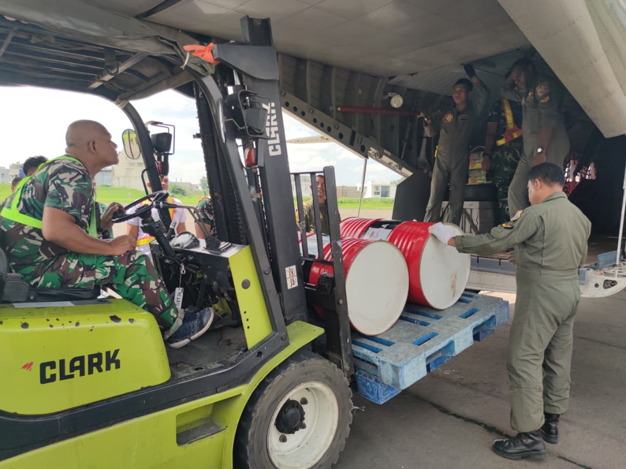 TNI Kerahkan Dukungan Udara, BBM Didistribusikan untuk Percepatan Penanganan Bencana Sibolga–Tapteng