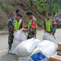 Terisolir, Personel Kodim Aceh Tenggara Jalan Kaki Antar Bantuan ke Ketambe