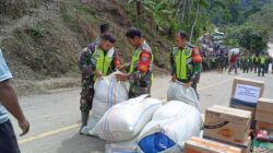 Terisolir, Personel Kodim Aceh Tenggara Jalan Kaki Antar Bantuan ke Ketambe