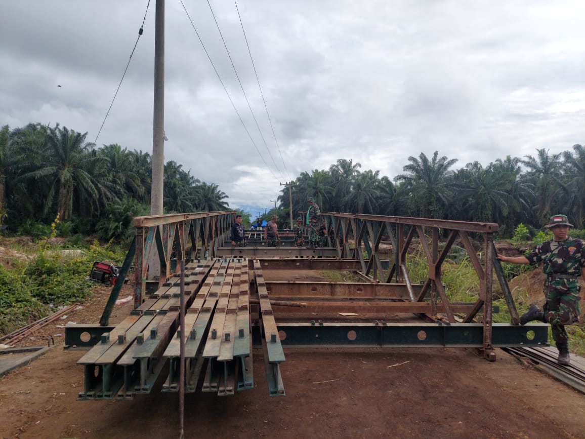 TNI Bangun Empat Jembatan Bailey di Sumbar