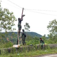 Prajurit TNI Pasang Lampu Tenaga Surya, Akses Penerangan Warga Desa Mardame Kembali Normal