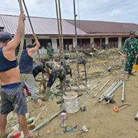 TNI Bangun Sumur Bor untuk Penuhi Kebutuhan Air Bersih Pengungsi Banjir di Batang Toru