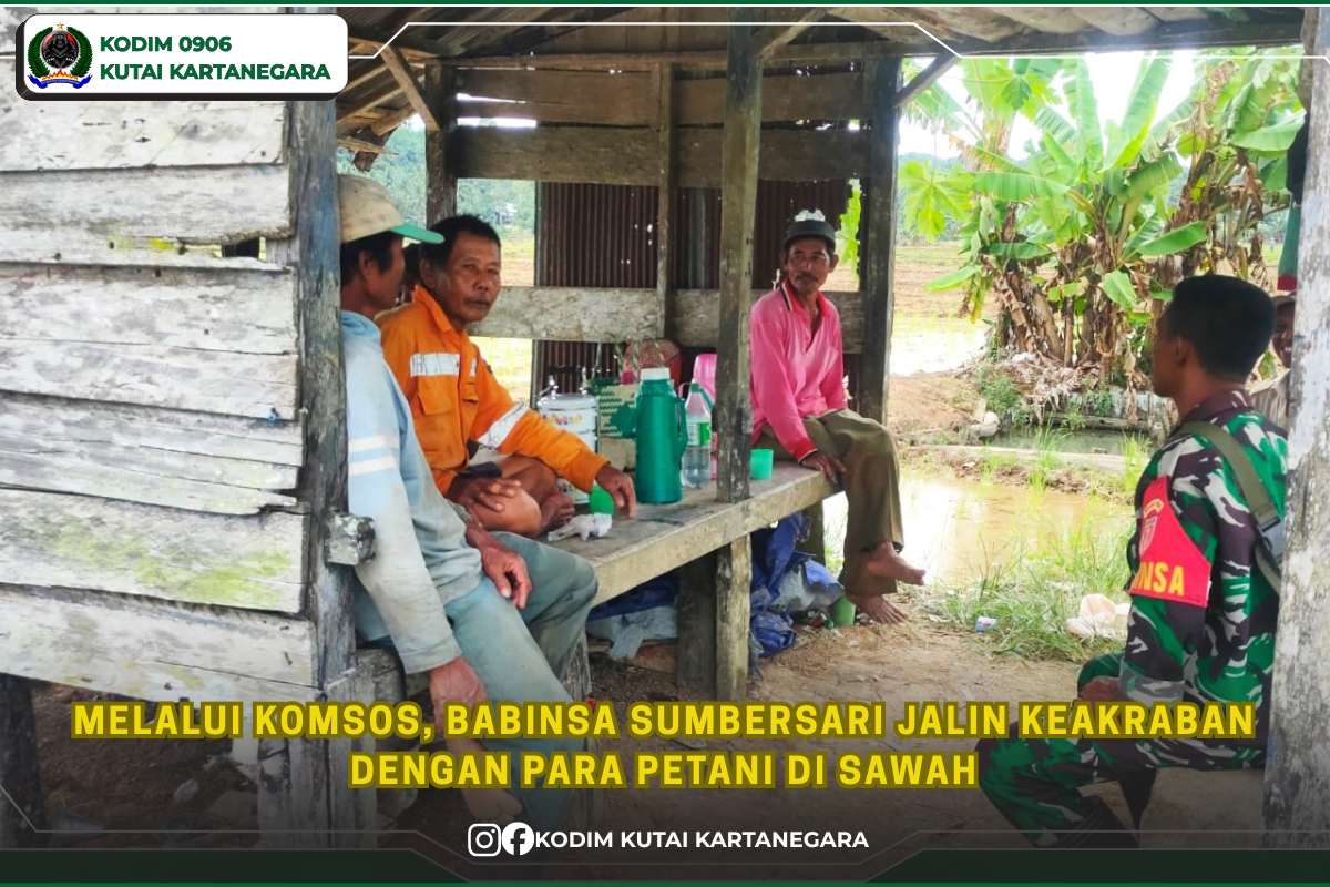 Melalui Komsos, Babinsa Sumbersari Jalin Keakraban dengan Para Petani di Sawah