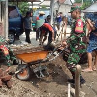 Wujud Manunggal Dengan Rakyat, Babinsa Desa Pikatan Bantu Bangun Rumah Warga Binaannya