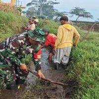 Optimalkan Pasokan Air Sawah, Babinsa Turun Tangan Bersihkan Saluran Irigasi