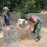 Wujud Kemanunggalan, Babinsa Bence Gotong Royong Bangun RTLH Kediaman Bapak Samiri
