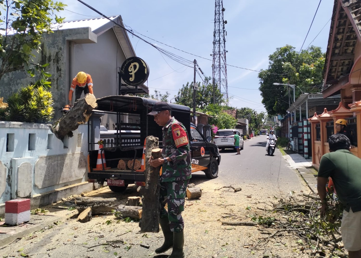 Babinsa Karangtengah, Sigap Bantu Evakuasi Rumah Warga Tertimpa Pohon Tumbang Akibat Angin Kencang