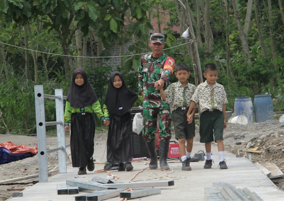 Sinergi Kodim 0808/Blitar Dan Warga, Bangun Jembatan Perintis Garuda Bendosewu Segera Rampung