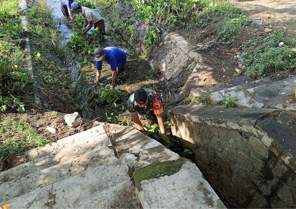 Cegah Banjir Musim Hujan, Babinsa Ngaringan Gotong Royong Bersihkan Gorong-Gorong Cegah Banjir Musim Hujan, Babinsa Ngaringan Gotong Royong Bersihkan Gorong-Gorong