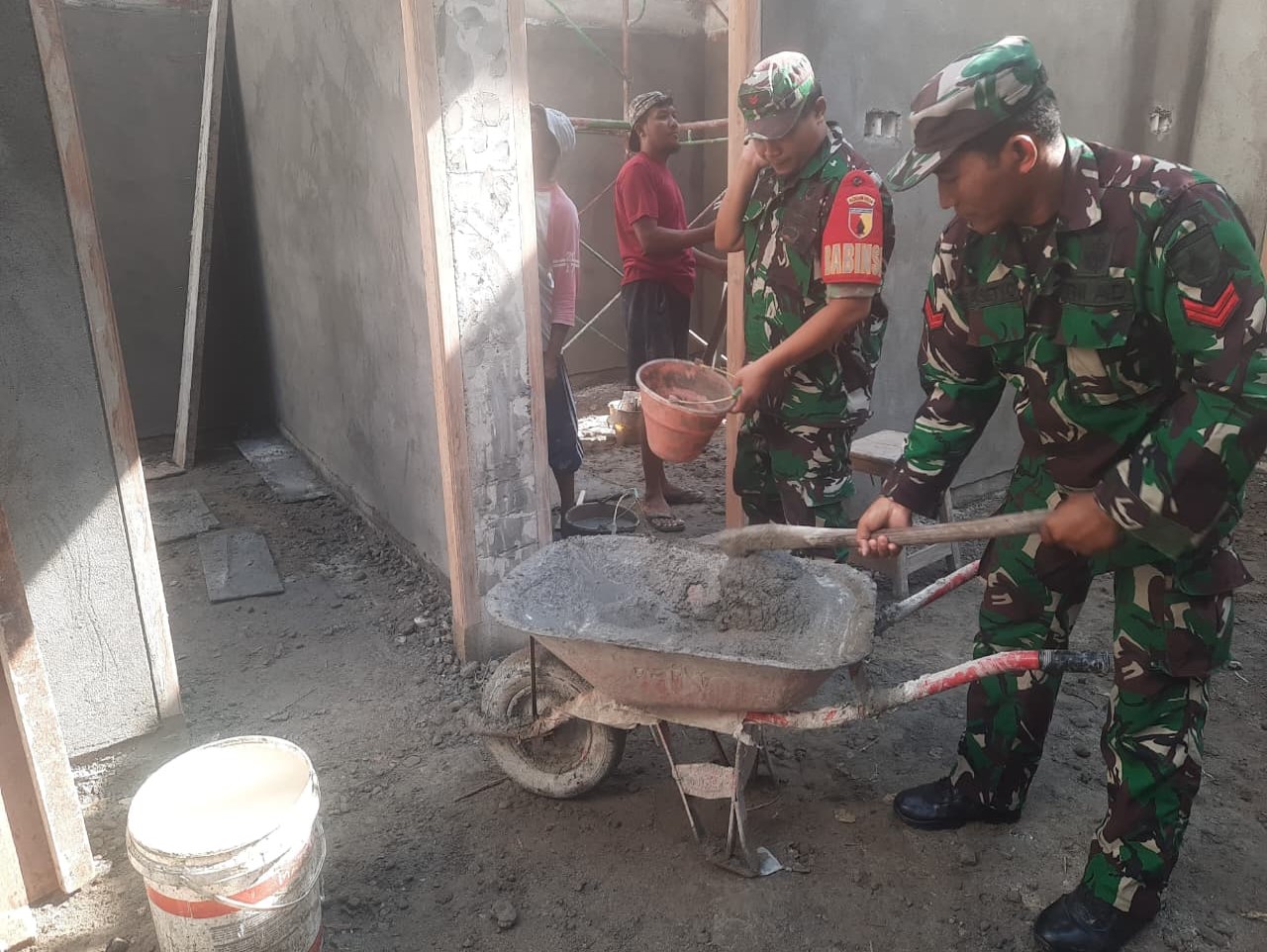 Wujud Kemanunggalan TNI–Rakyat, Babinsa Pakunden Bantu Renovasi Rumah Bapak Agus Wujud Kemanunggalan TNI–Rakyat, Babinsa Pakunden Bantu Renovasi Rumah Bapak Agus