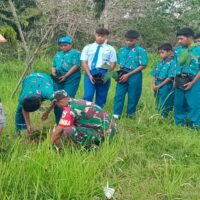 Babinsa Ngeni Bersama Siswa SMPN 2 Wonotirto Tanam Bibit Trembesi Mendukung Program Bersatu Dengan Alam