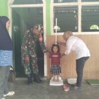 Babinsa Kelurahan Rembang Dampingi Kegiatan Penimbangan Balita Bersama Kader Posyandu