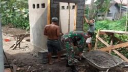 Menjaga Kesehatan Lingkungan, Sertu Supiansyah bersama Warga Wonorejo Bangun MCK