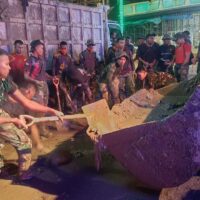 Hingga Larut Malam, Prajurit TNI Lanjutkan Pembersihan Pasar Aceh Tamiang