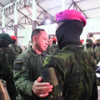 Panglima TNI Bersama Menhan RI Anugerahkan KPLB kepada Prajurit Berprestasi di Timika