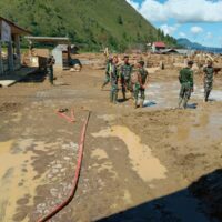 TNI Bersama Warga Gotong Royong Pulihkan Polindes Pascabencana di Aceh Tengah