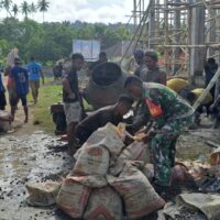 Hadir di Tengah Masyarakat, Babinsa Kodim 1505/Tidore Gotong Royong Bantu Pengecoran Masjid