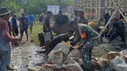 Hadir di Tengah Masyarakat, Babinsa Kodim 1505/Tidore Gotong Royong Bantu Pengecoran Masjid