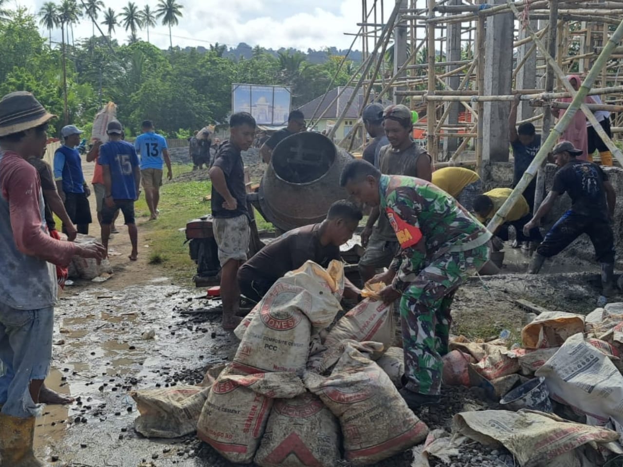 Hadir di Tengah Masyarakat, Babinsa Kodim 1505/Tidore Gotong Royong Bantu Pengecoran Masjid