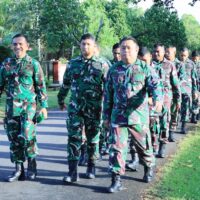 Jaga Fisik dan Soliditas, Personel Kodim 1505/Tidore Jalan Sehat Usai Apel Siaga