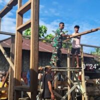 Babinsa Koramil 1505-04/Oba Bersama Warga Gotong Royong Bangun Rumah Warga