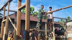 Babinsa Koramil 1505-04/Oba Bersama Warga Gotong Royong Bangun Rumah Warga