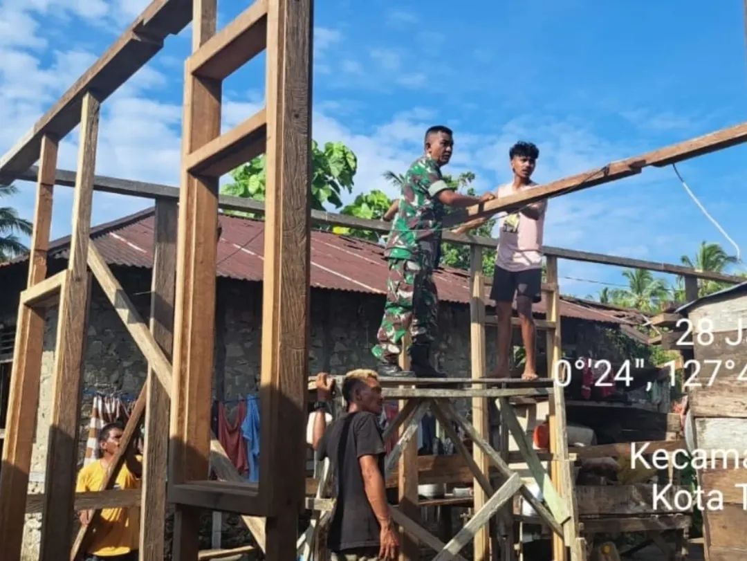 Babinsa Koramil 1505-04/Oba Bersama Warga Gotong Royong Bangun Rumah Warga