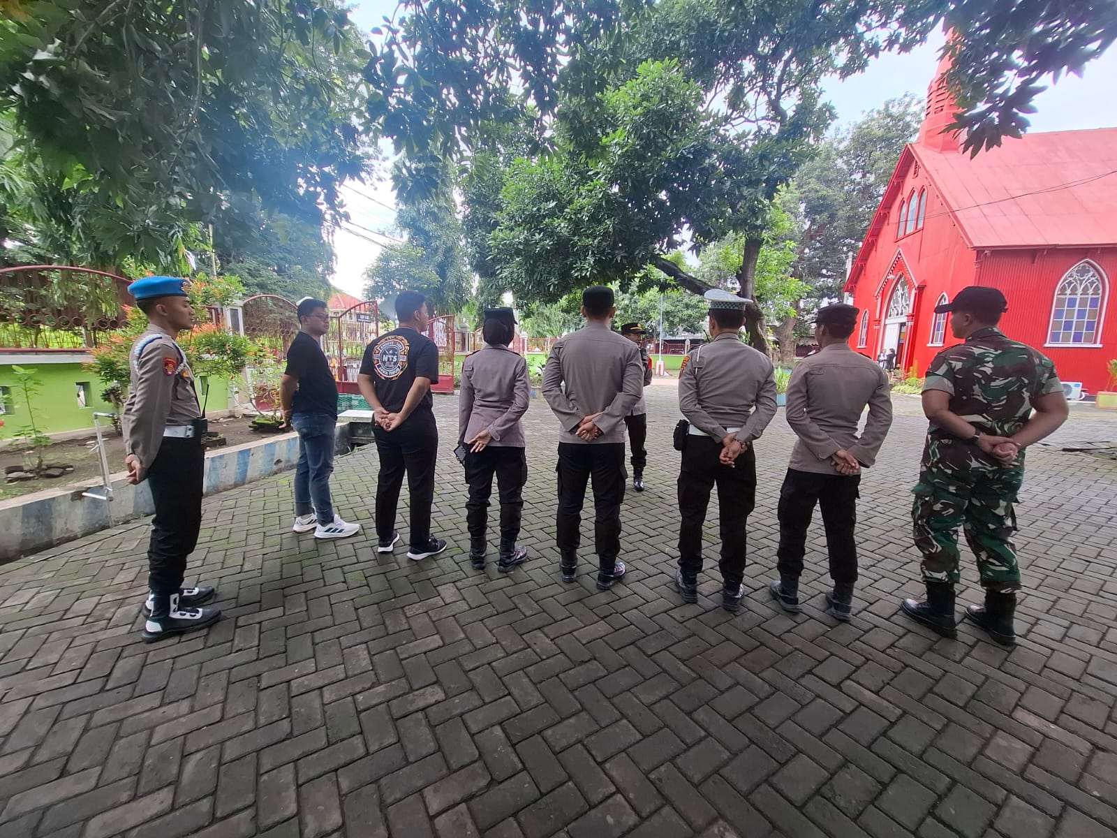 Koramil 0820-01/Kanigaran Laksanakan Pengamanan Ibadah Awal Tahun Baru 2026 di Gereja Merah Kota Probolinggo
