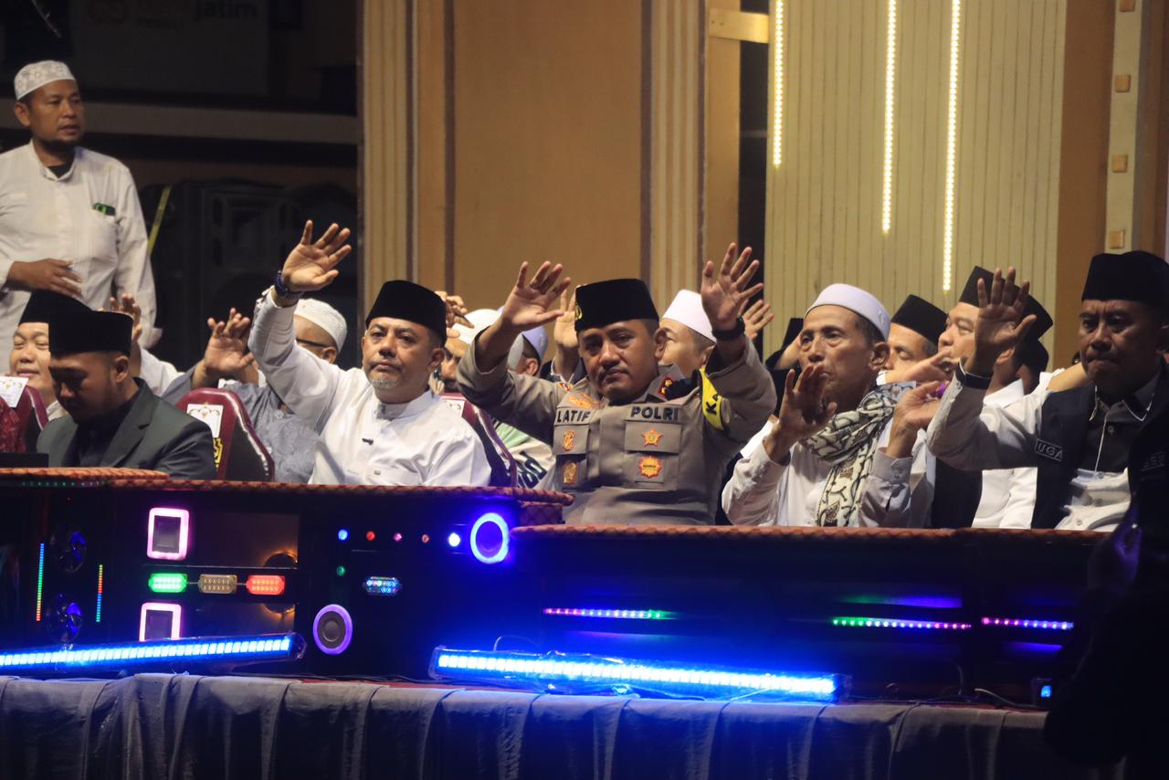 Kabupaten Probolinggo Kondusif, Masyarakat Gelar Sholawat dan Doa Bersama di Malam Pergantian Tahun Kabupaten Probolinggo Kondusif, Masyarakat Gelar Sholawat dan Doa Bersama di Malam Pergantian Tahun