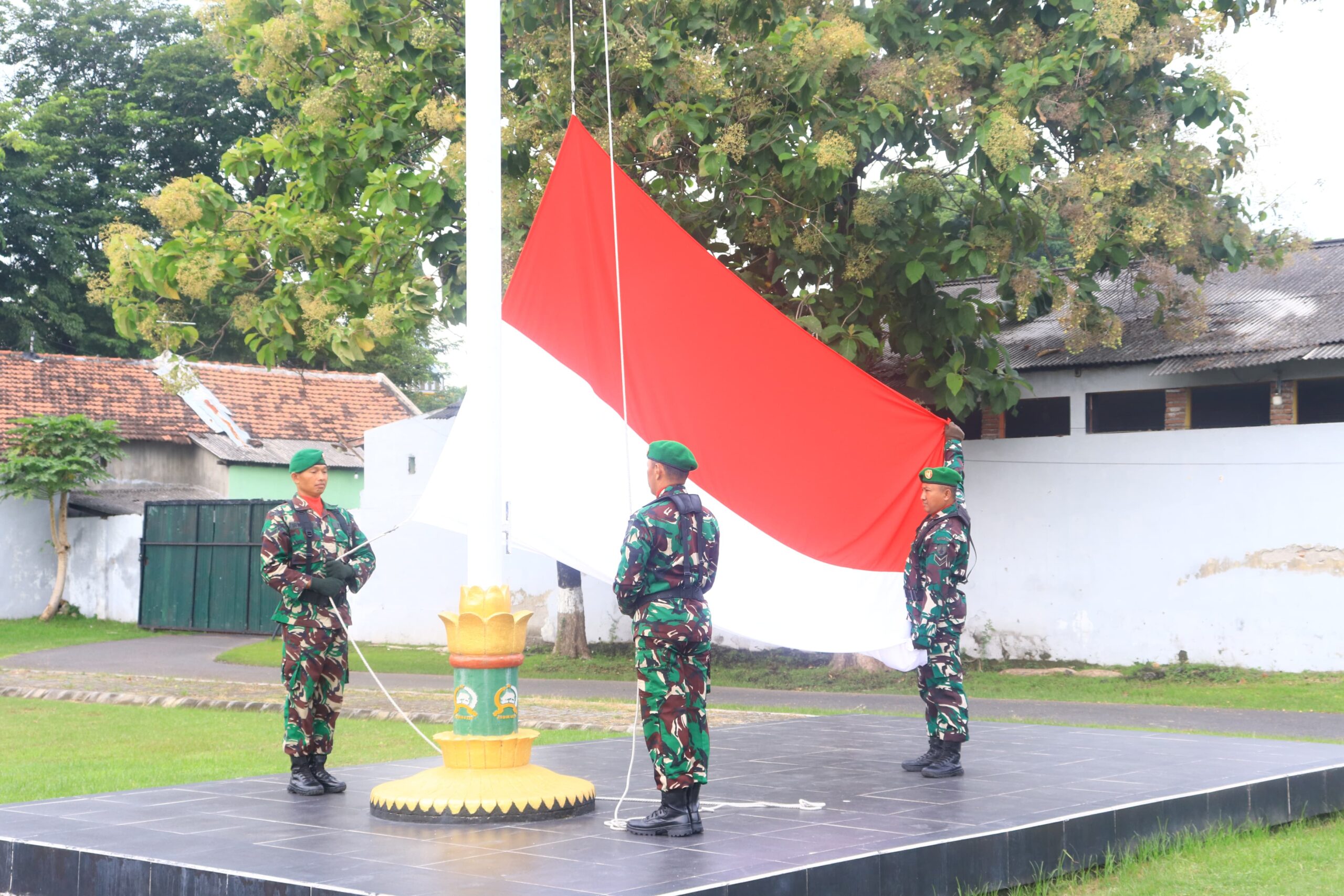 Pimpin Upacara Bendera, Pj Kasdim 0820/Probolinggo Ajak Prajurit Perkuat Loyalitas dan Disiplin