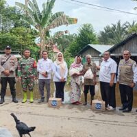 Babinsa Mahang Baru Dampingi Pendistribusian Bantuan Banjir dari Pemkab HST