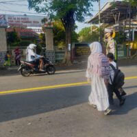 Cegah Risiko Kecelakaan, Polisi Siaga Menyeberangkan Pelajar di Jalur Probolinggo–Situbondo