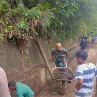 Material Longsor Tutup Jalan, Babinsa Kodim 1505/Tidore Serma Iwan Bersama Warga Turun Tangan