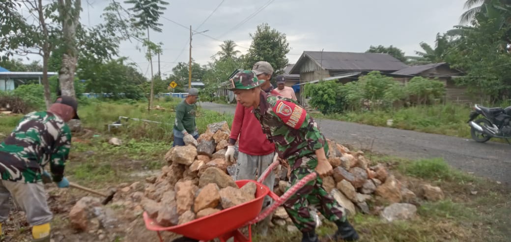 Babinsa Koramil 1008-01/Muara Uya–Jaro Pantau Pembangunan KDKMP di Desa Ribang