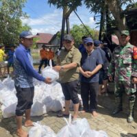 Terobos Genangan Air, Babinsa dan Bupati HST Tinjau Banjir Kayu Rabah
