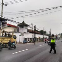Jam Sibuk di Jalur Pantura, Polisi Lalu Lintas Probolinggo Turun Langsung Pastikan Arus Tetap Lancar