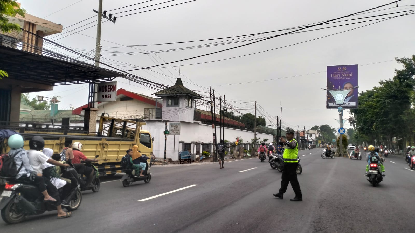 Jam Sibuk di Jalur Pantura, Polisi Lalu Lintas Probolinggo Turun Langsung Pastikan Arus Tetap Lancar