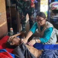 Pastikan Kesehatan Warga Terpantau, Babinsa Pandawan Dampingi Layanan Medis