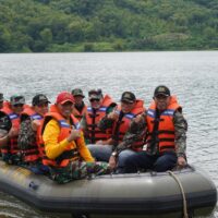 Gubernur Akmil Meninjau Latihan Teknik Mendayung dan Ketahanan Taruna Tingkat II