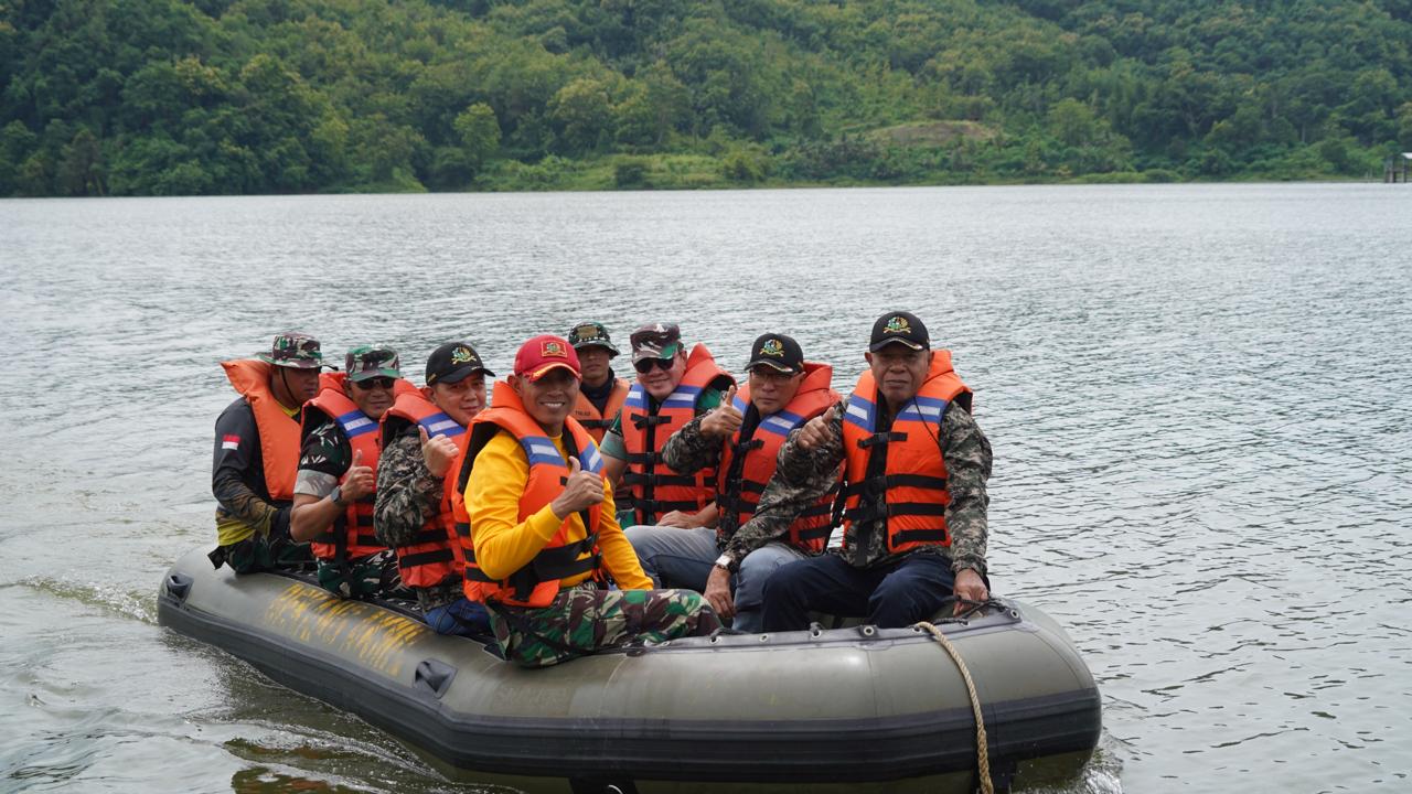 Gubernur Akmil Meninjau Latihan Teknik Mendayung dan Ketahanan Taruna Tingkat II