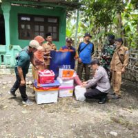 Koramil Pakuniran Mendampingi dan Mengamankan Proses Penyaluran Bantuan Di Wilayah Binaan