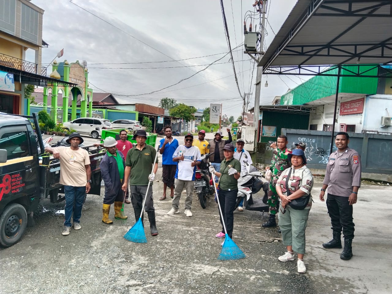 Ciptakan Lingkungan Yang Bersih, Babinsa Koramil Kota Ajak Warga Bersihkan Sampah